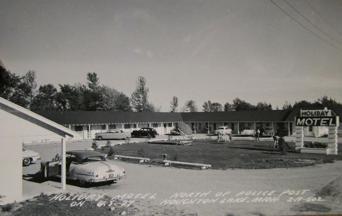 Holiday on the Lake Motel (Holiday Motel) - Old Postcard